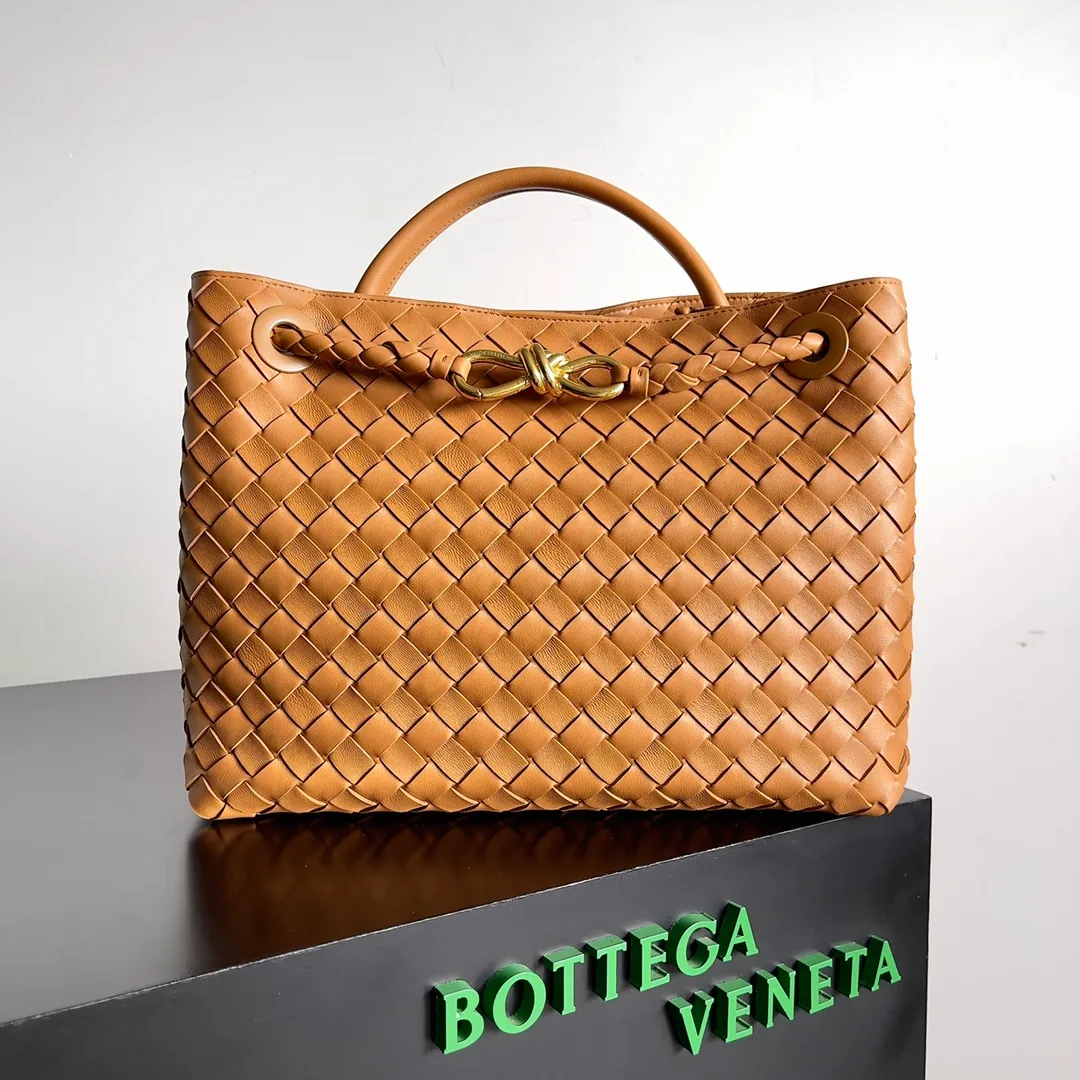The 2023 new Andiamo batch of 2260 BV has been shipped‼ ️Really popular🔥The new Andiamo woven handbag launched by Bottega Veneta this season is really popular all over the world! ! Celebrities at home and abroad have worn it, and Oscar-winning actress Michelle Yeoh has taken it out on the street. Song Jia, Trai Yara, Yu Feihong, Sanji Ayaka, Rosie Hunting-Whiteley, Yoshioka Riho, etc. have all picked up this bag. It is classic and versatile, showing off its temperament, and the bag capacity is also large, which is very convenient for daily commuting! ! A variety of carrying methods, the shoulder straps can be adjusted by yourself, the original lambskin feels soft and delicate, and the unisex style breaks the gender boundaries and brings a more practical and long-lasting use experience. Andiamo, which has both elegant and casual styles, perfectly interprets the true appearance of "fashionable old money style". Style number: 743572 Size: 32*24*12